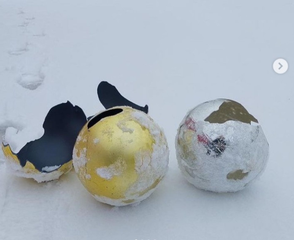 Вандалы разбили все ёлочные игрушки на катке в Финском парке в Пскове Вандалы разбили все ёлочные игрушки на катке в Финском парке в Пскове