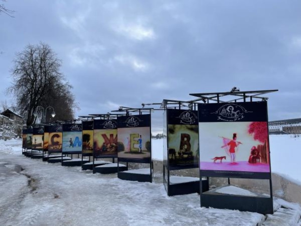На набережной реки Великой в Пскове открылась выставка «Пушкин от А до Я» На набережной реки Великой в Пскове открылась выставка «Пушкин от А до Я»