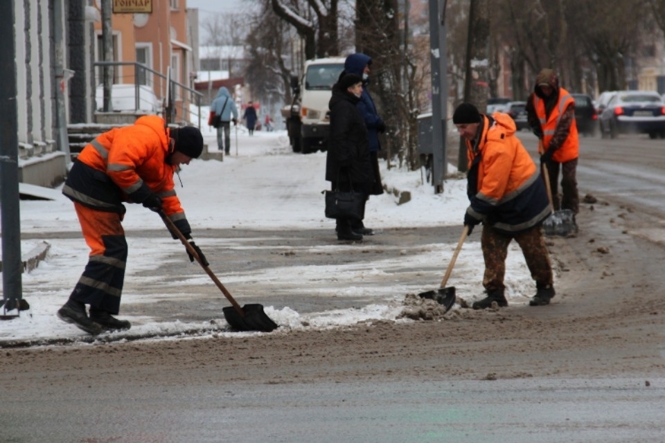 Порядка 50 единиц техники круглосуточно убирают улицы Пскова от снега Порядка 50 единиц техники круглосуточно убирают улицы Пскова от снега