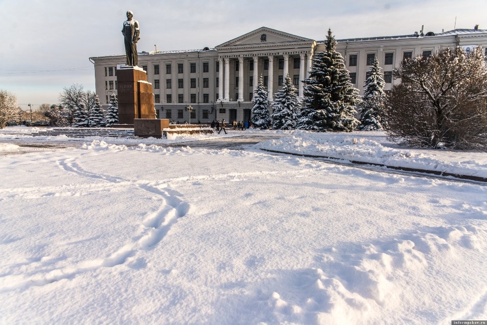 Холл первого этажа главного здания ПсковГУ избавят от лишних «артефактов»