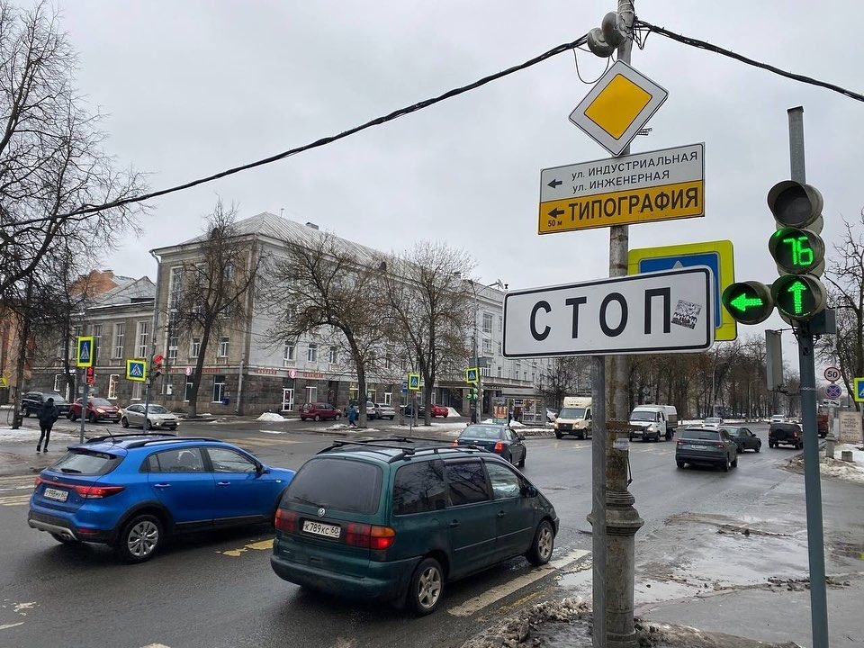 Режим работы светофора на перекрестке Октябрьского проспекта и улицы Кузнецкой изменится в Пскове