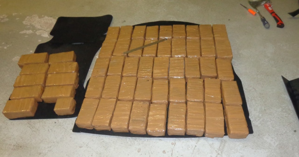 Великолучане пытались незаконно провести почти 100 килограммов гашиша 