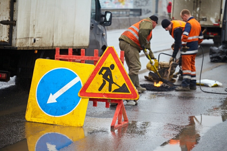 Более 7 млн рублей выделят на ямочный ремонт дорог в Пскове Более 7 млн рублей выделят на ямочный ремонт дорог в Пскове