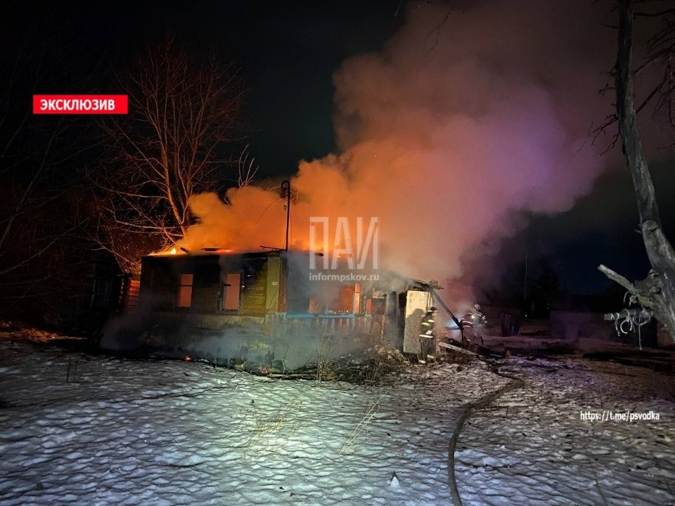 Частный дом загорелся в Псковском районе Частный дом загорелся в Псковском районе