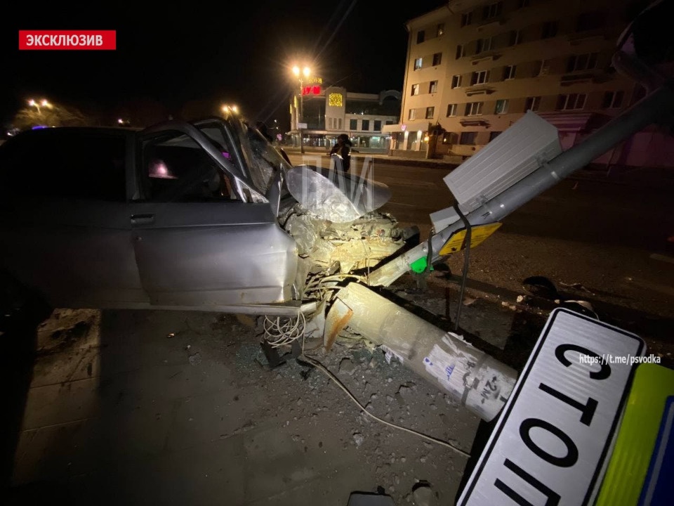Автомобиль врезался в светофор в центре Пскова Автомобиль врезался в светофор в центре Пскова