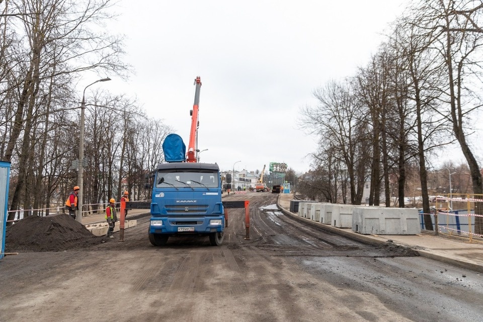 Линии электроснабжения на время реконструкции Троицкого моста проведут под рекой Псковой