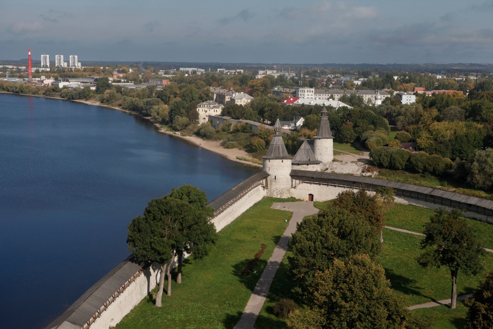  Михаилу Ведерникову предоставили доработанные эскизы пешеходного моста через Пскову