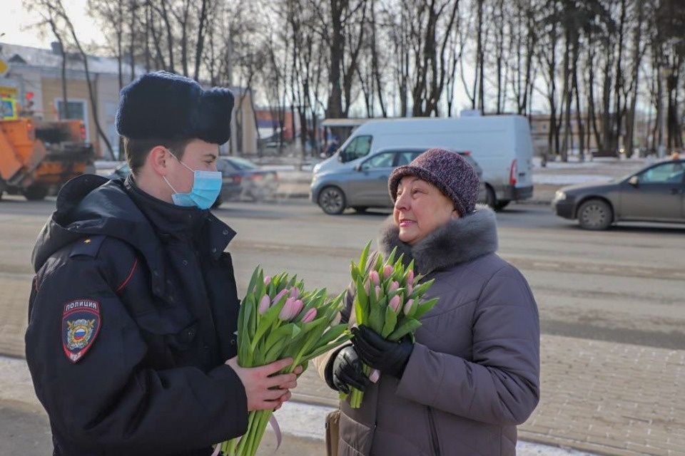 Сотрудники полиции поздравили псковичек с 8 марта