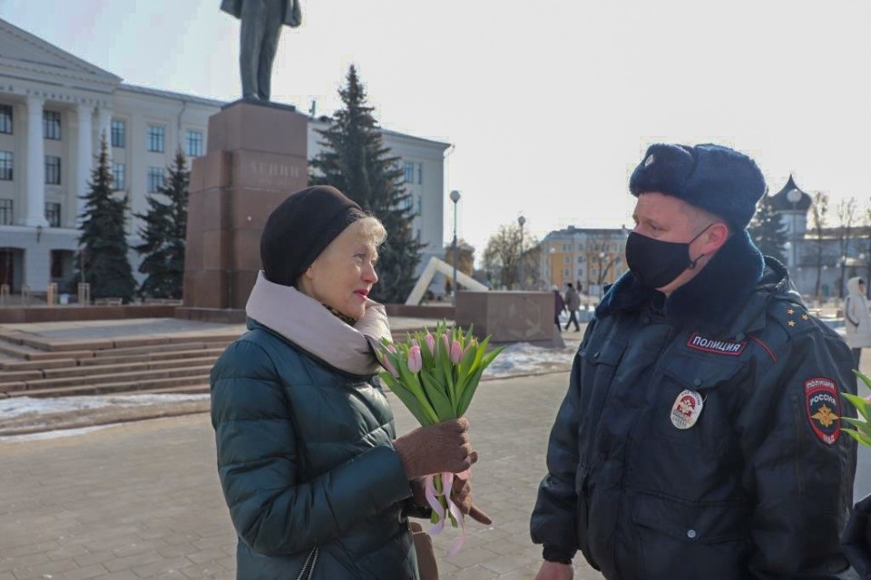 Сотрудники полиции поздравили псковичек с 8 марта