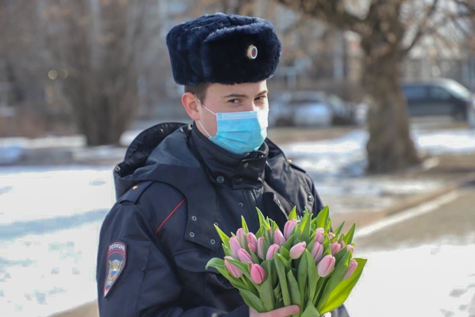 Сотрудники полиции поздравили псковичек с 8 марта
