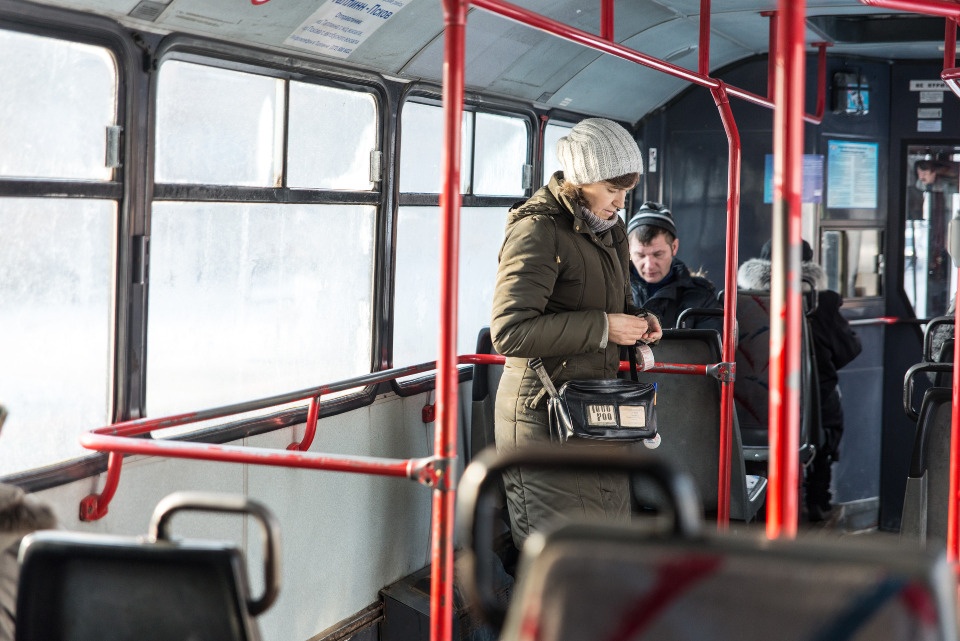 Псковичи не смогут оплачивать проезд в автобусе телефоном с 10 марта