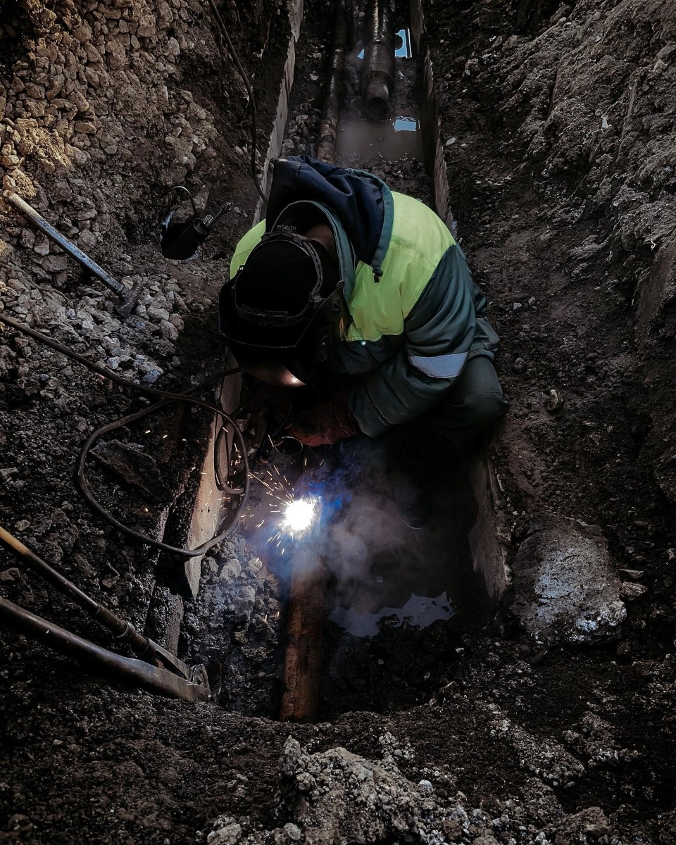 Псковские теплосети устранили утечку под проезжей частью улицы Петровской