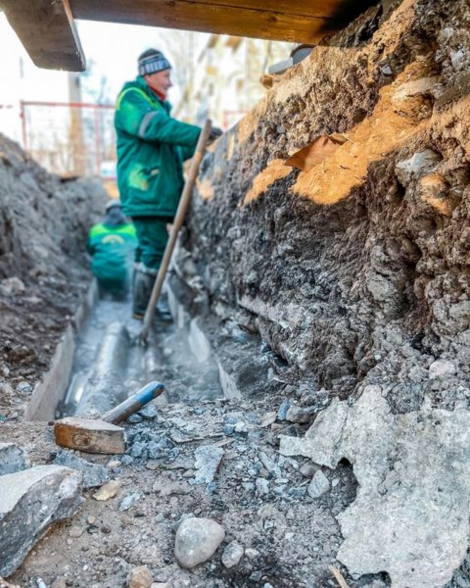 Псковские теплосети устранили утечку под проезжей частью улицы Петровской