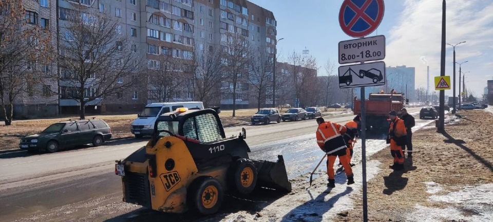 Уборка проезжей части началась в Пскове