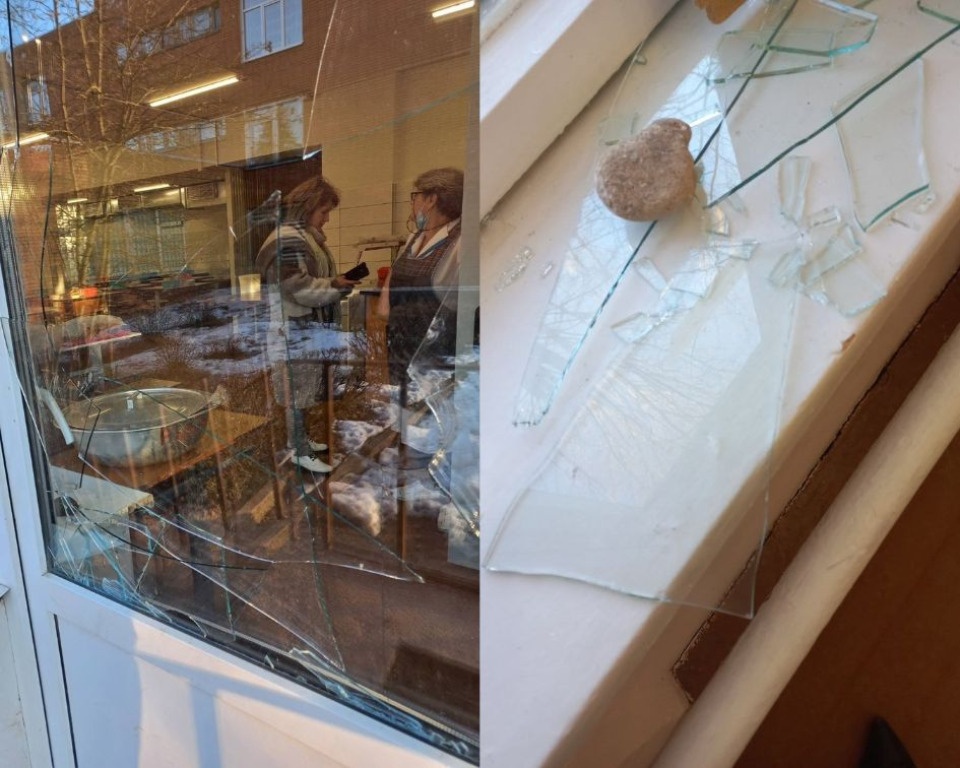 Неизвестные разбили 13 окон и входную дверь в школе №8 в Пскове