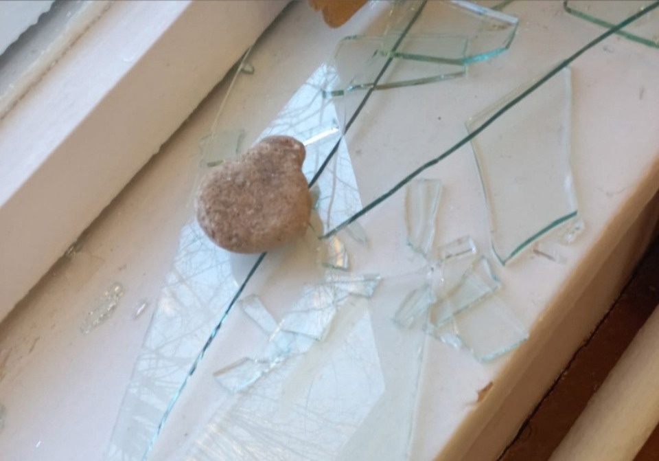 Хулигана, разбившего 13 окон в псковской школе, нашли