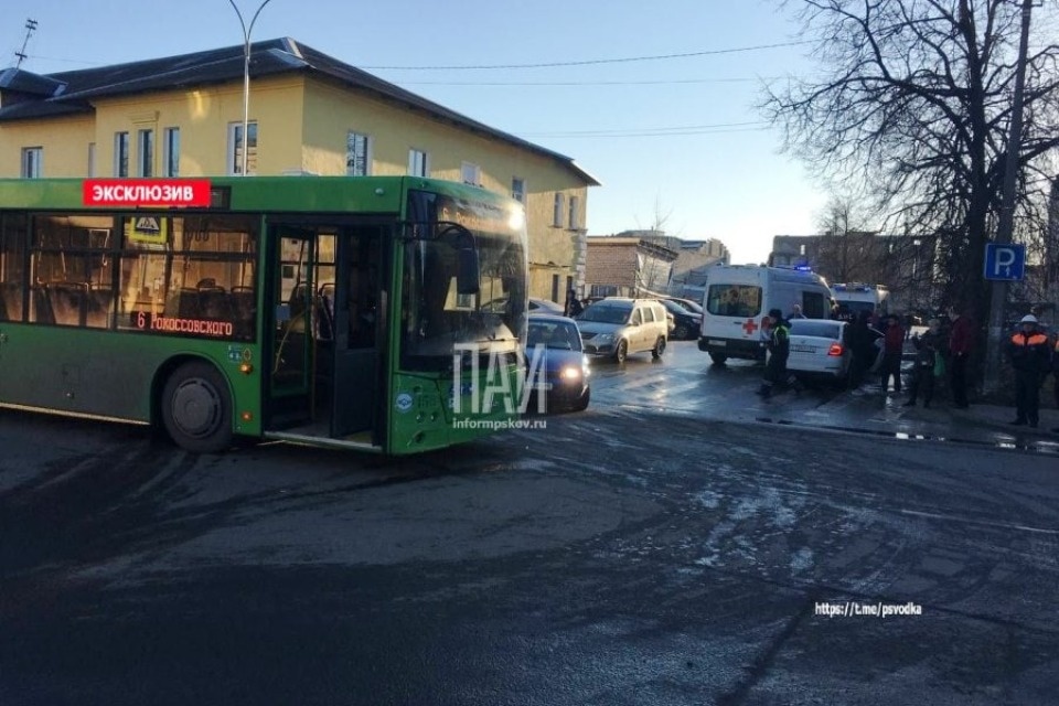 Двухгодовалый ребенок и женщина пострадали в ДТП с автобусом в Пскове Двухгодовалый ребенок и женщина пострадали в ДТП с автобусом в Пскове