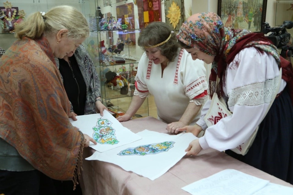 Мастерицы вышили карту Псковской области для всероссийского проекта