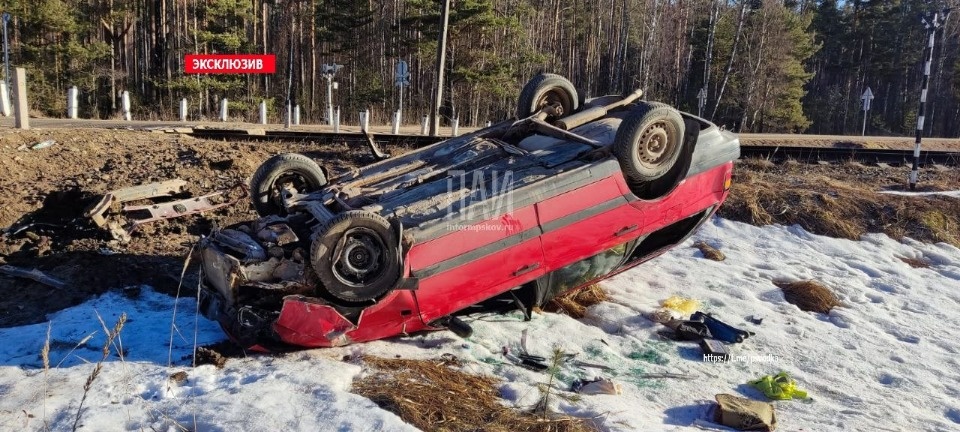 Автомобиль перевернулся в Печорском районе Автомобиль перевернулся в Печорском районе