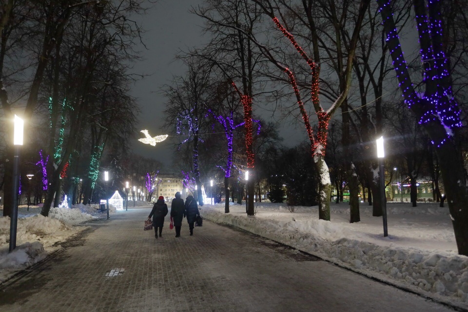 Оставшиеся новогодние украшения демонтируют в Пскове 