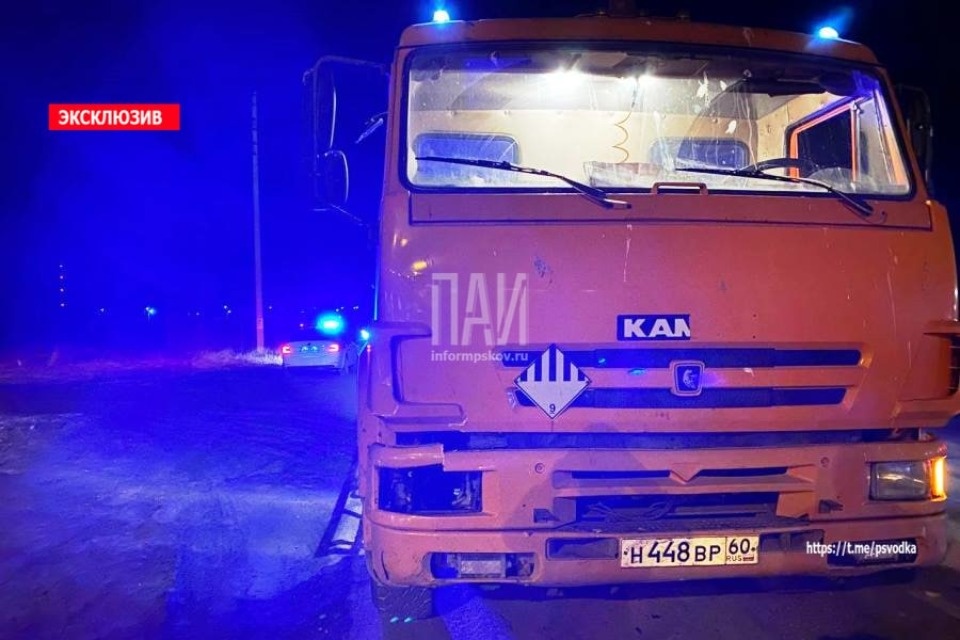 В Пскове под колёсами КамАЗа погибла женщина В Пскове под колёсами КамАЗа погибла женщина