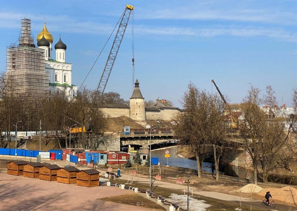 Гусеничный кран 180-тонник задействуют в разборке Троицкого моста в Пскове