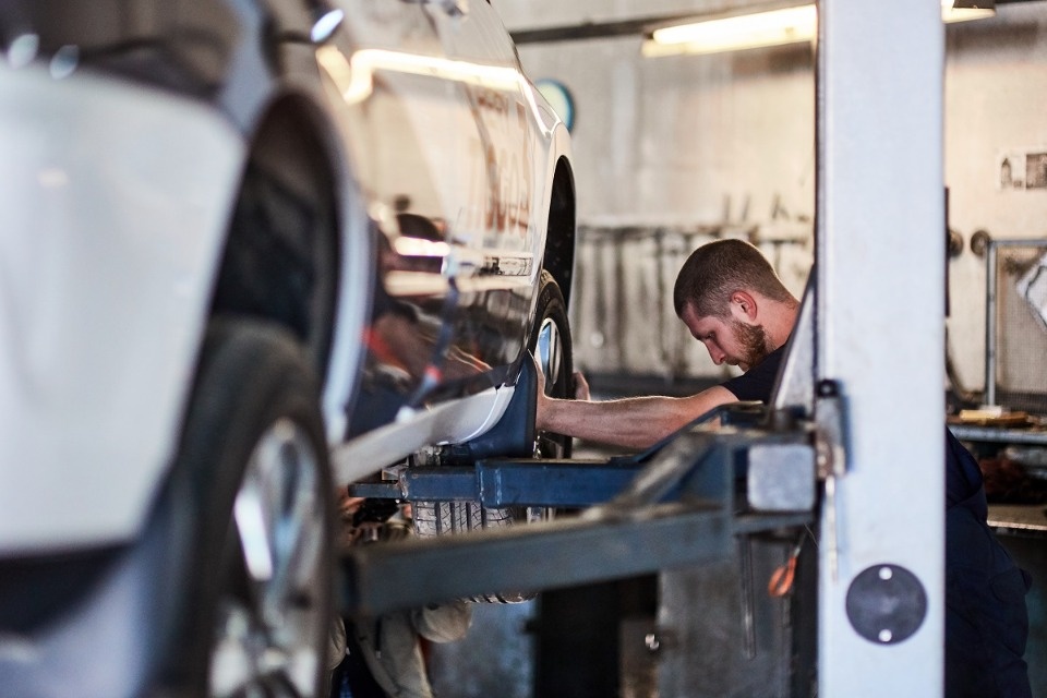 Большая часть участников опроса «ПП» намерена ремонтировать автомобили «в гаражах» из-за повышения цен