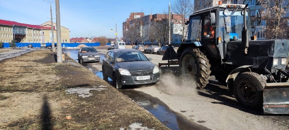 Порядка 20 единиц техники задействованы в уборке псковских улиц от грязи и пыли