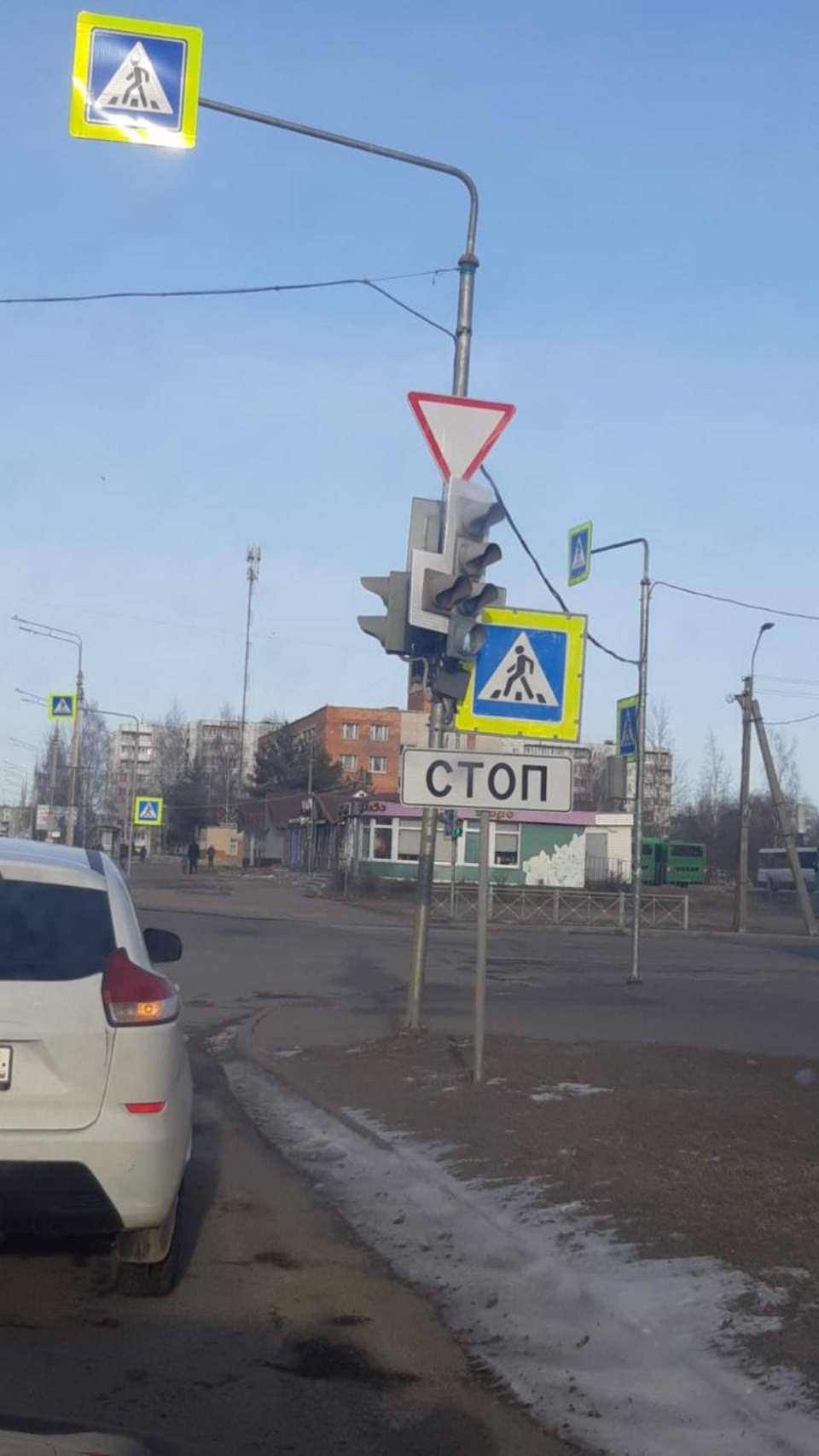 Поврежденные ветром дорожные знаки и светофоры восстанавливают в Пскове