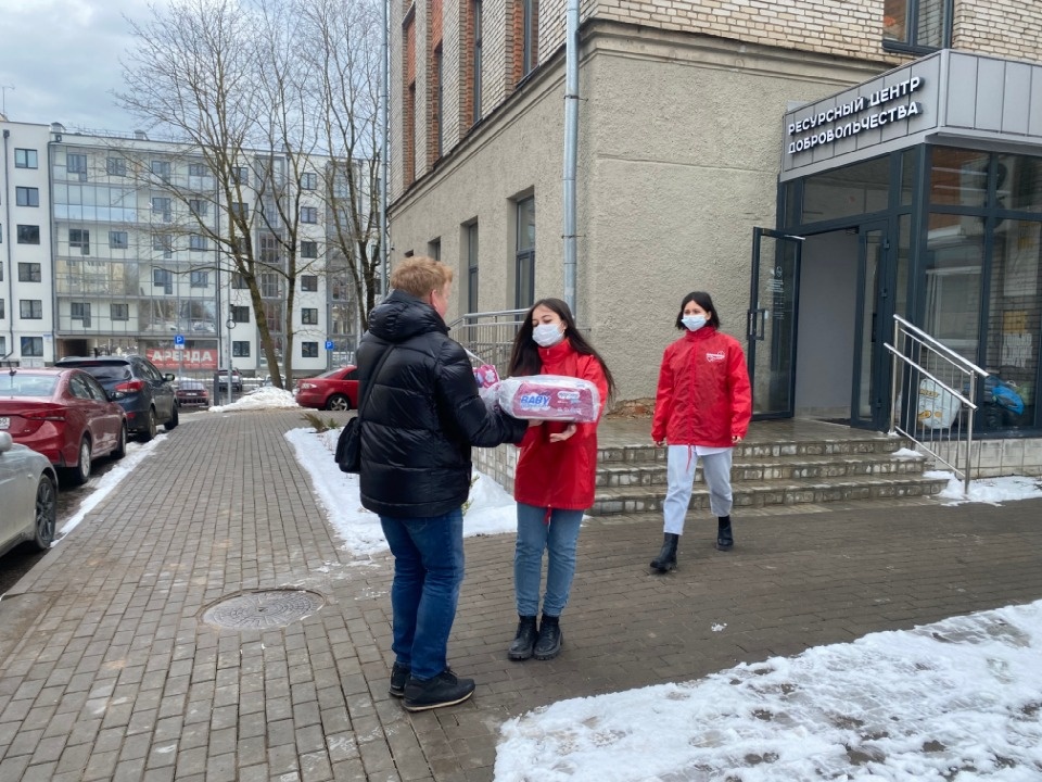 Гуманитарную помощь беженцам из Донбасса собрала псковская школа искусств