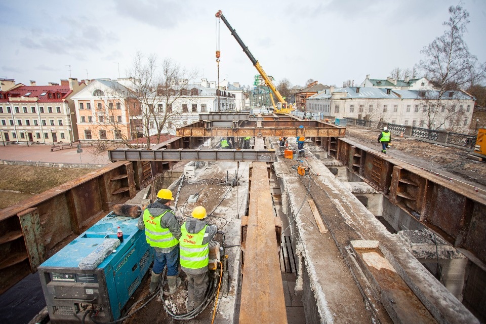 В Пскове начали распиливать Троицкий мост В Пскове начали распиливать Троицкий мост