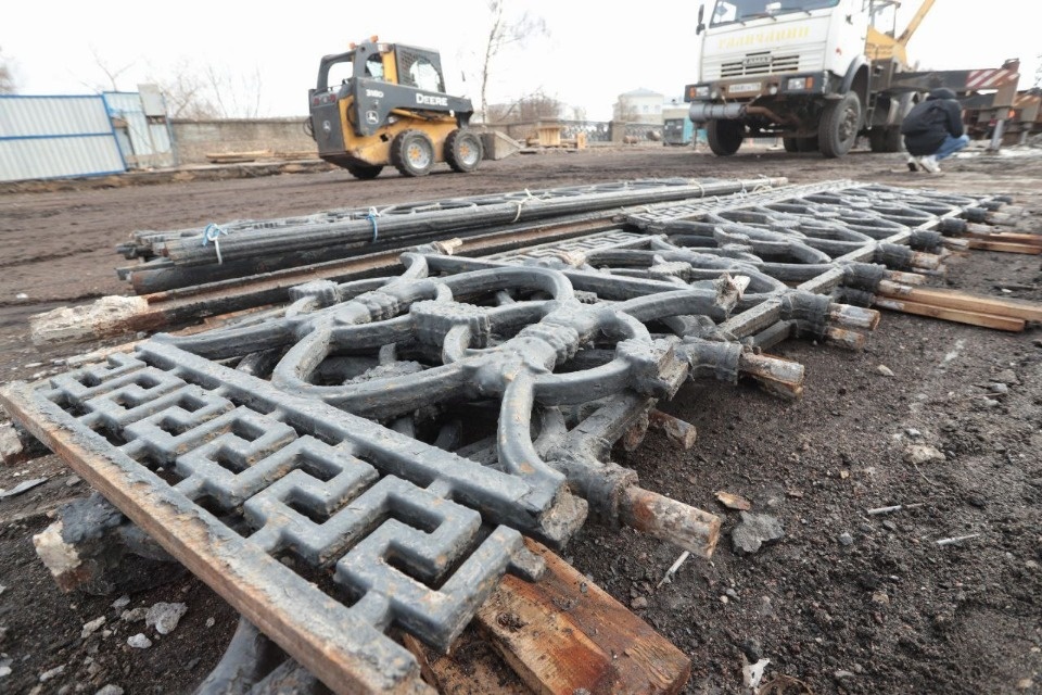 В Пскове стартовал демонтаж ограждений Троицкого моста