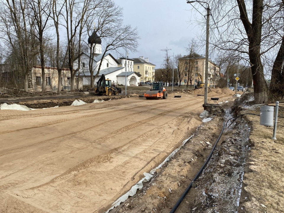 Борис Елкин проконтролировал ход реконструкции улицы Леона Поземского в Пскове 