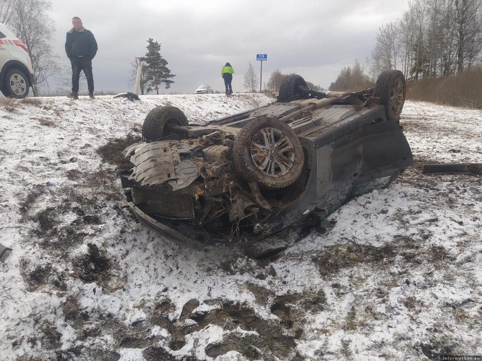 Три человека пострадали в ДТП в Островском районе Три человека пострадали в ДТП в Островском районе