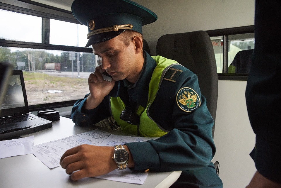 Незадекларированные дипломы европейских вузов обнаружили псковские таможенники 