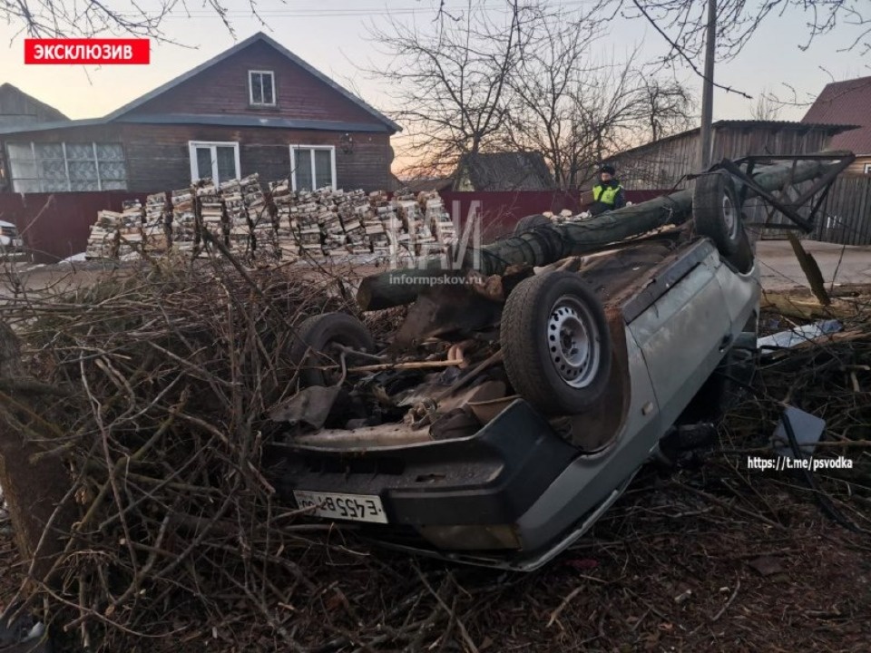 В Порховском районе автомобиль опрокинулся на крышу
