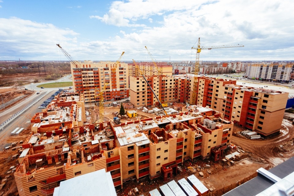 Более 200 аварийных многоквартирных домов расселят в Псковской области к сентябрю 2025 года