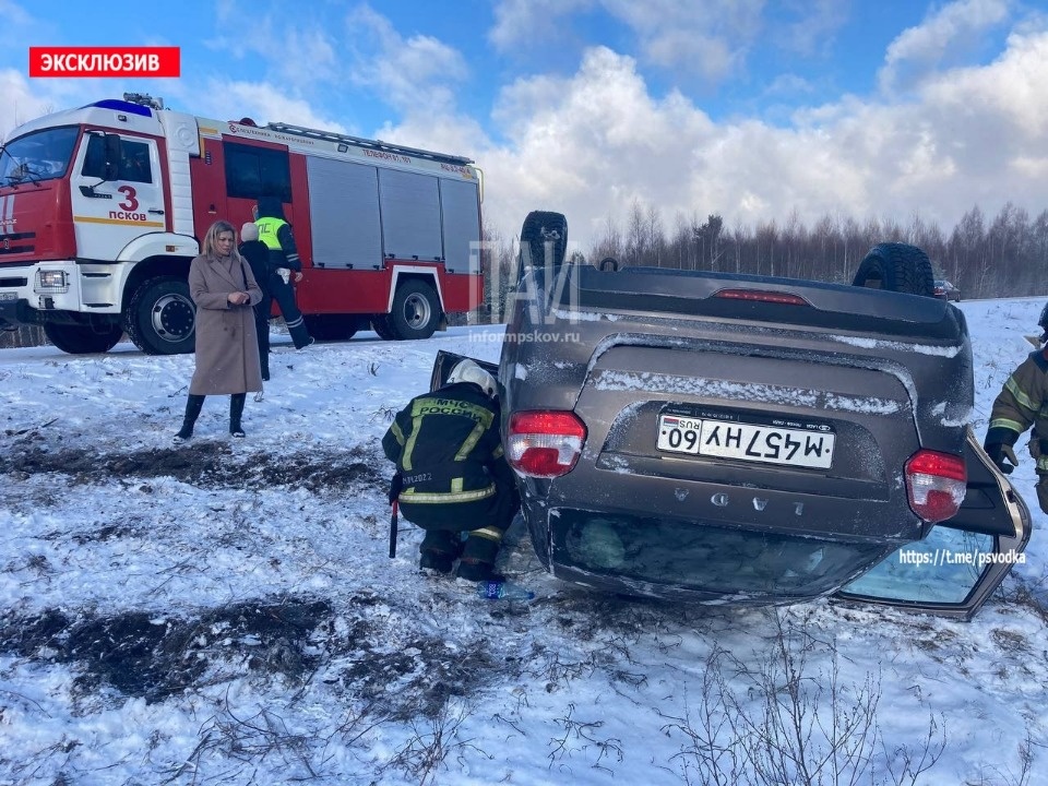 В Пскове из-за опрокидывания автомобиля два человека попали в больницу В Пскове из-за опрокидывания автомобиля два человека попали в больницу