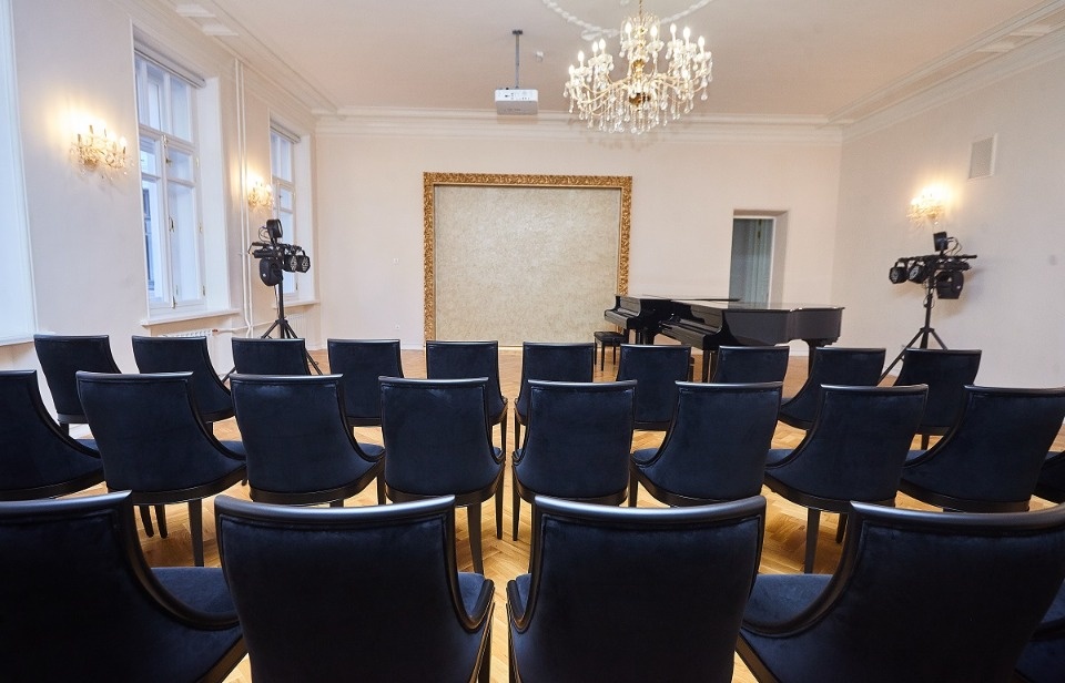 В псковской музыкальной школе № 1 заменили стулья по решению суда