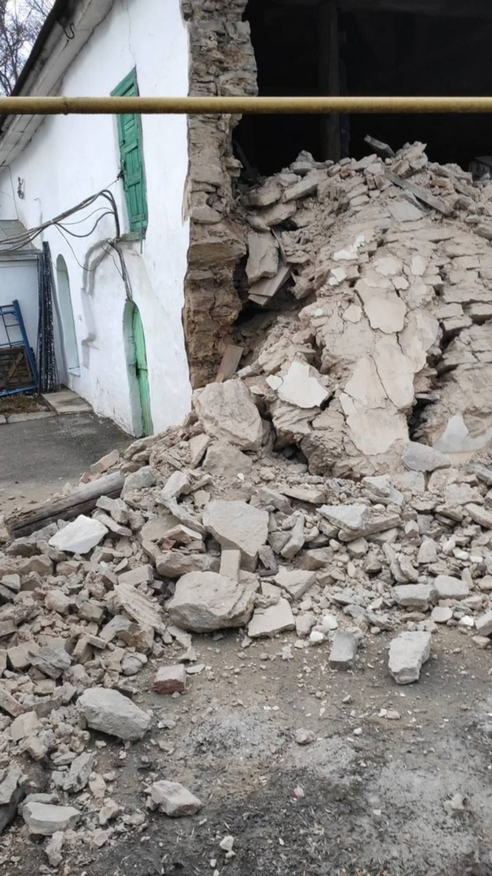 Направленный завал верхней части стены провели в церкви Архангела Михаила в Пскове Направленный завал верхней части стены провели в церкви Архангела Михаила в Пскове