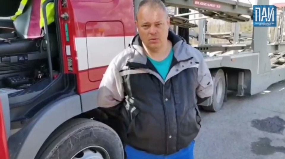 С негативом со стороны таможенников из-за георгиевских ленточек столкнулись псковские дальнобойщики С негативом со стороны таможенников из-за георгиевских ленточек столкнулись псковские дальнобойщики