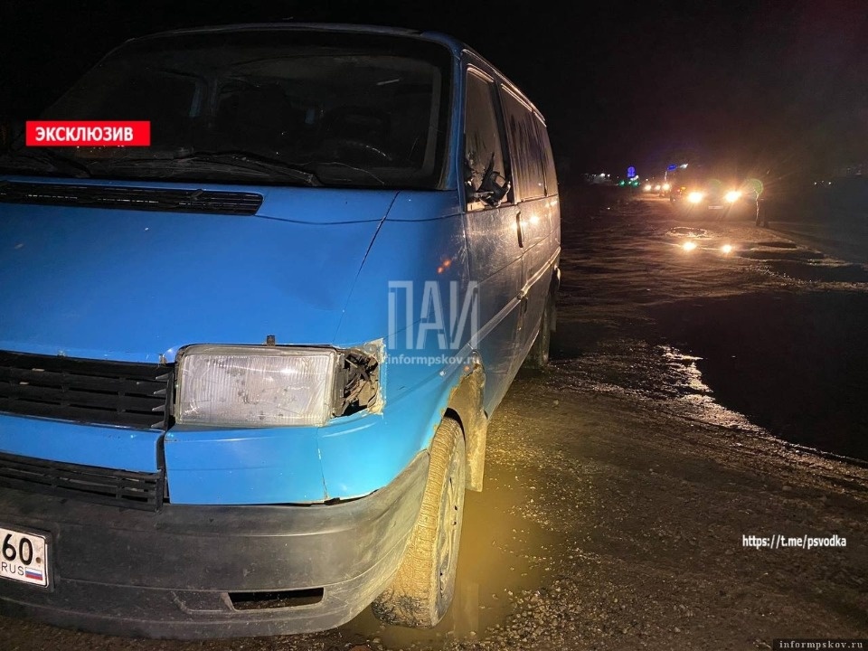 Женщина оказалась под колесами микроавтобуса в Псковском районе Женщина оказалась под колесами микроавтобуса в Псковском районе