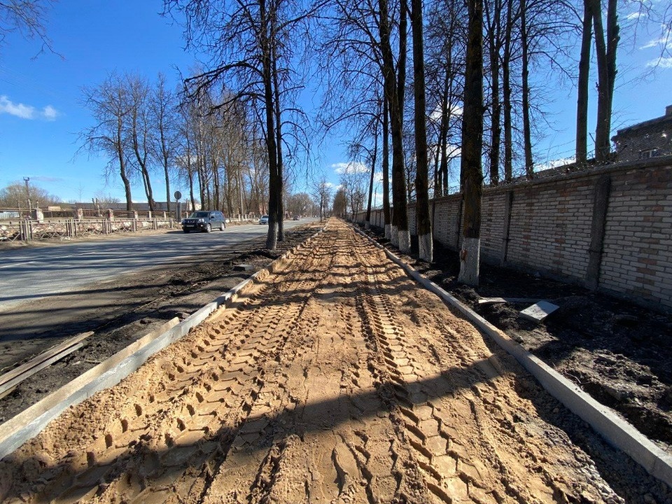 Новый бортовой камень начали устанавливать на улице Советской Армии в Пскове Новый бортовой камень начали устанавливать на улице Советской Армии в Пскове