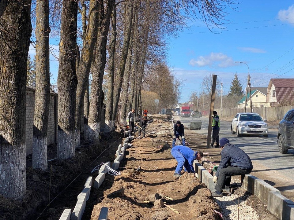 Новый бортовой камень начали устанавливать на улице Советской Армии в Пскове Новый бортовой камень начали устанавливать на улице Советской Армии в Пскове