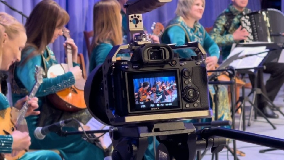 Съемки тревел-шоу «Шесть чувств» прошли в Псковской областной филармонии 