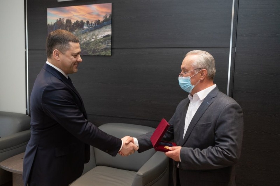 Михаил Ведерников наградил Анатолия Волкова почетным знаком «За заслуги перед Псковской областью»