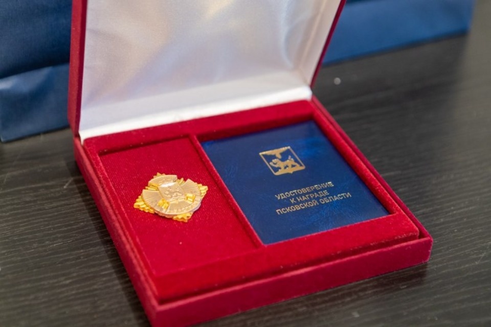 Михаил Ведерников наградил Анатолия Волкова почетным знаком «За заслуги перед Псковской областью»