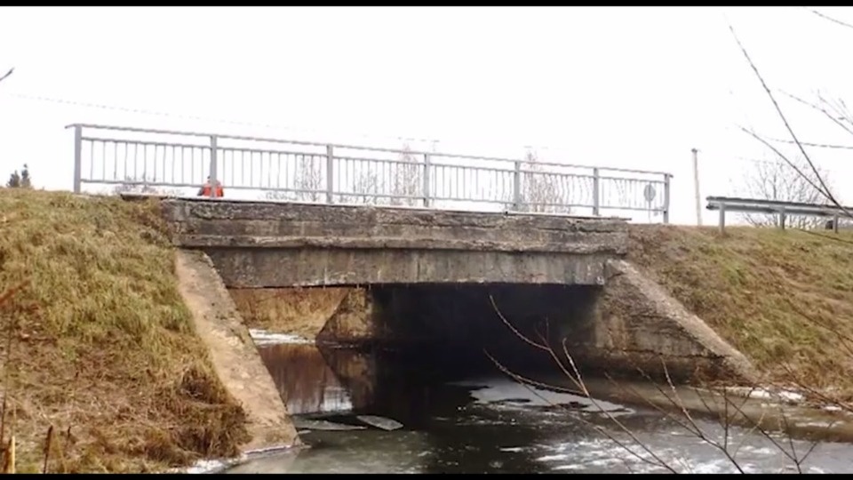 Михаил Ведерников объяснил ситуацию с ремонтом моста через Кудку в Опочецком районе