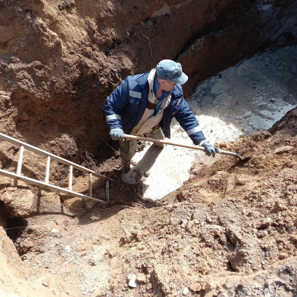 Рабочие отремонтировали водопровод по улице Маргелова