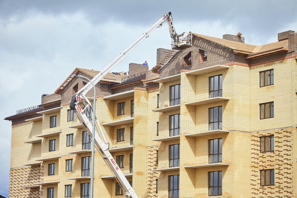 До конца августа в Пскове планируют завершить строительство жилого дома на Завеличенской, 28